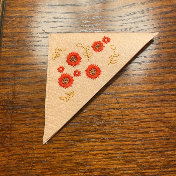 Embroidered Pink Floral Felt Corner Bookmark Marker - NEW - Picture 1 of 3